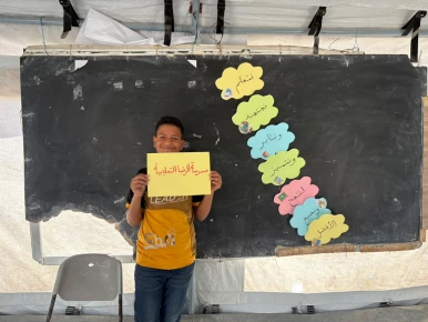 With the beginning of the official school year, we, in partnership with Al Nayzak, have launched the Educational Enrichment Programme to support 1,000 students in Grades 1–10 as they continue their education in temporary learning spaces across the Gaza Strip.
“We aim to address critical learning gaps in Science, Mathematics, Arabic, and English. These will be complemented by Social and Emotional Learning (SEL) and recreational activities that support students’ well-being and continued engagement in learning,” says Simona Varga, our Humanitarian Advisor for Gaza.